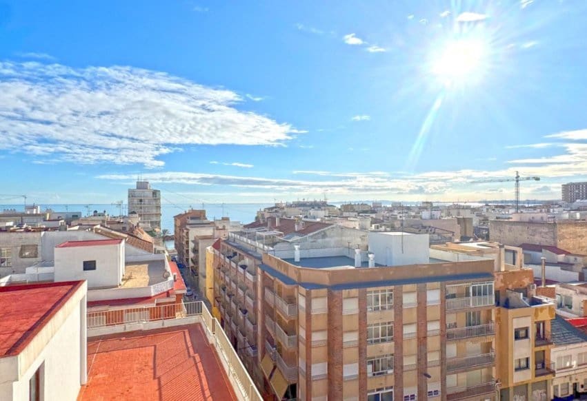Ático de 2 habitaciones en Torrevieja en venta con piscina - 300.000 € (Ref: 9293735)