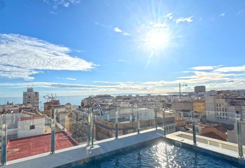 Ático de 2 habitaciones en Torrevieja en venta con piscina - 300.000 € (Ref: 9293735)