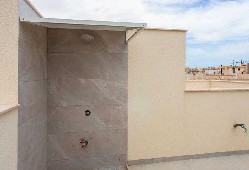 Ático de 2 habitaciones en Torrevieja en venta con piscina - 300.000 € (Ref: 9293735)