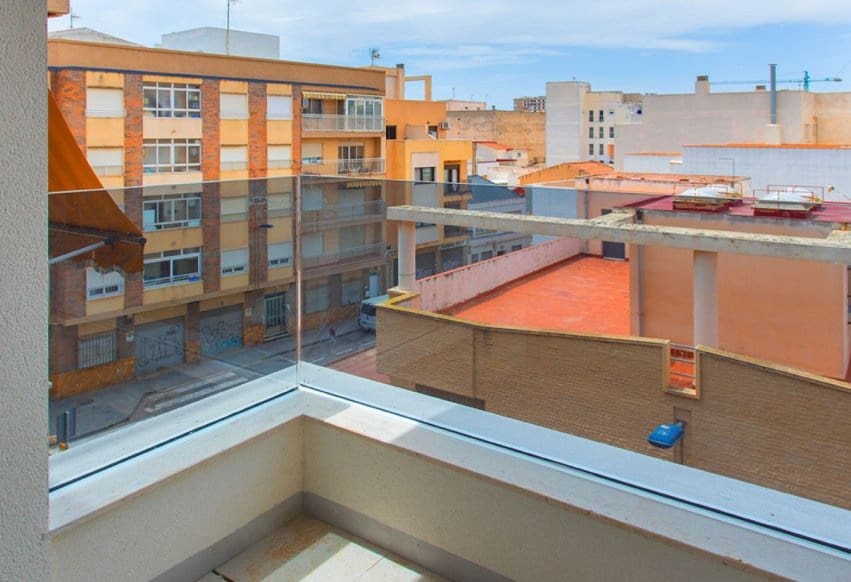 Ático de 2 habitaciones en Torrevieja en venta con piscina - 300.000 € (Ref: 9293735)