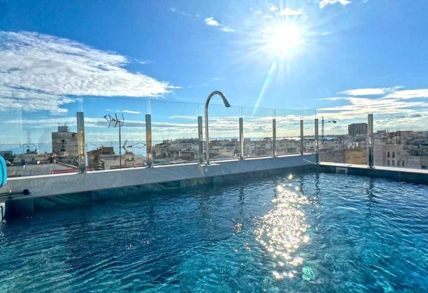 Ático de 2 habitaciones en Torrevieja en venta con piscina - 300.000 € (Ref: 9293735)