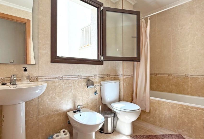 3 sypialnia Apartament na sprzedaż w Torrevieja z basenem - 185 000 € (Ref: 9293740)