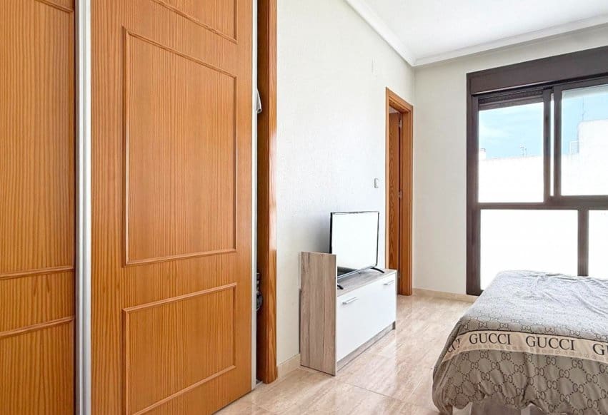 3 sypialnia Apartament na sprzedaż w Torrevieja z basenem - 185 000 € (Ref: 9293740)