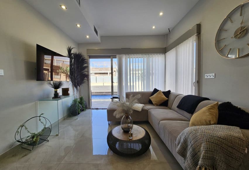 3 bedroom Villa for sale in Villamartin with pool - € 369,950 (Ref: 9307143)