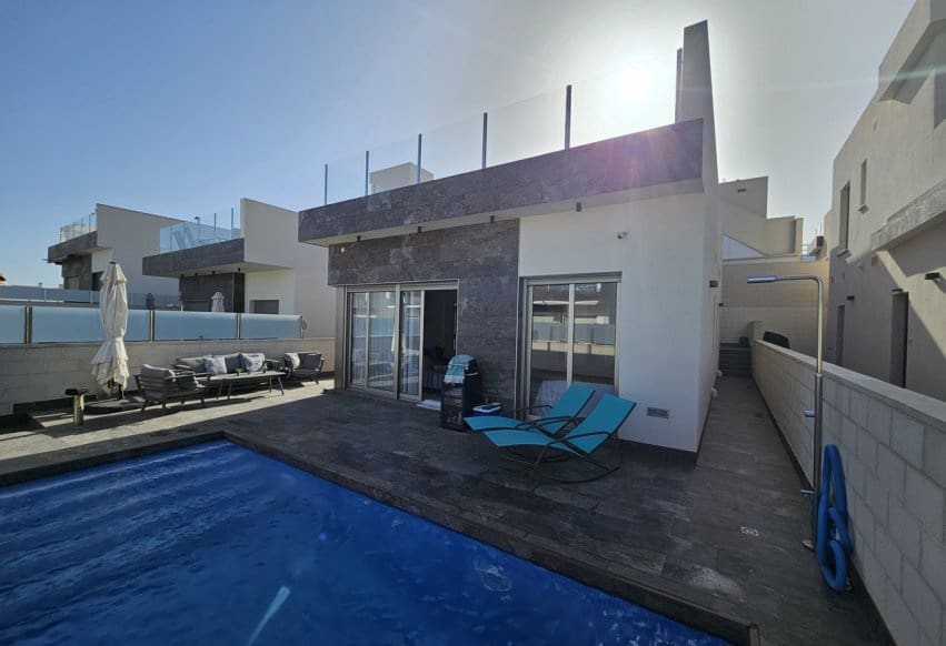 3 bedroom Villa for sale in Villamartin with pool - € 369,950 (Ref: 9307143)