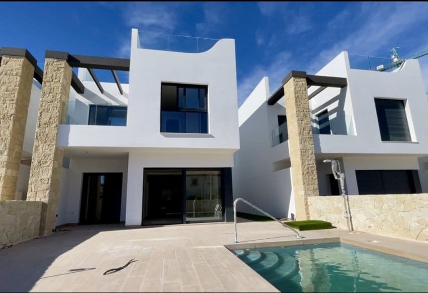 4 bedroom Beach Apartment for sale in Pilar de la Horadada with pool - € 575,000 (Ref: 9307153)