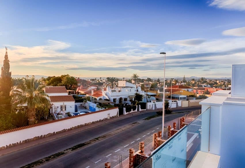 4 makuuhuone Omakotitalo myytävänä paikassa Pilar de la Horadada mukana uima-altaan - 369 900 € (Ref: 9360694)