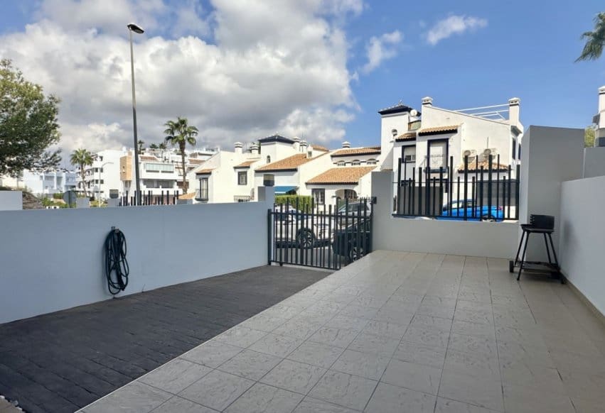 2 Zimmer Apartment zu verkaufen in Villamartin mit Pool - 260.000 € (Ref: 9459752)