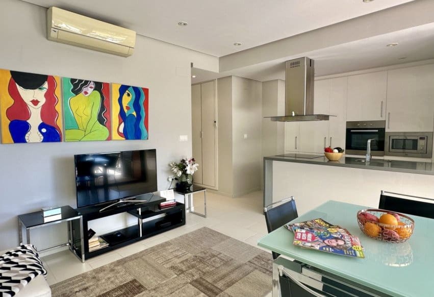 2 Zimmer Apartment zu verkaufen in Villamartin mit Pool - 260.000 € (Ref: 9459752)