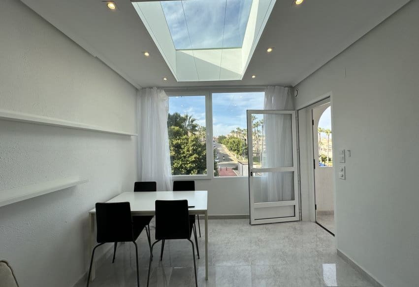 Apartamento de 2 habitaciones en Torrevieja en venta con piscina - 159.000 € (Ref: 9460643)