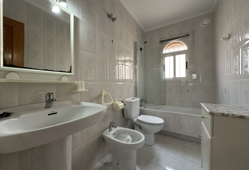 Apartamento de 2 habitaciones en Torrevieja en venta con piscina - 159.000 € (Ref: 9460643)