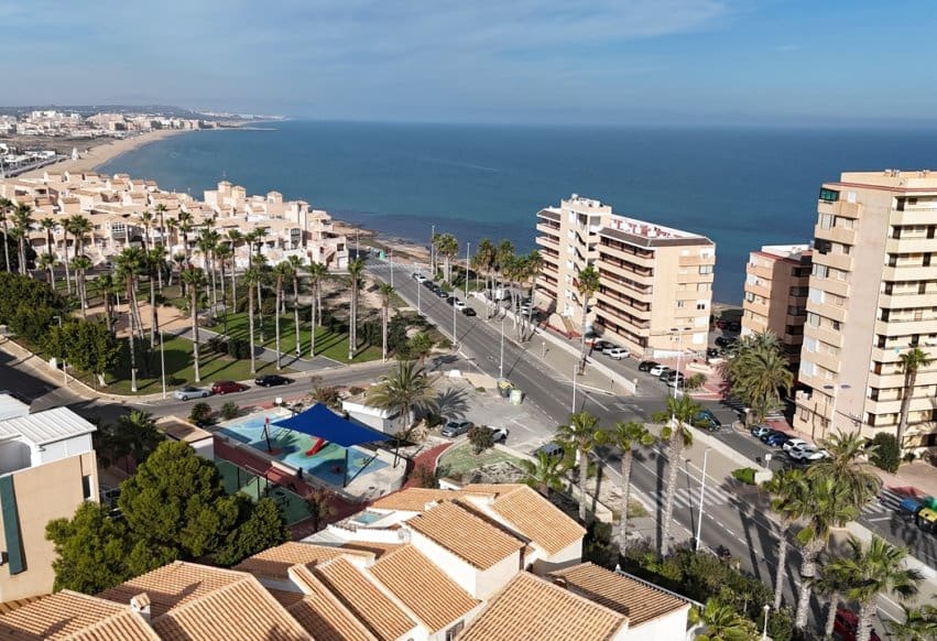 Apartamento de 2 habitaciones en Torrevieja en venta con piscina - 159.000 € (Ref: 9460643)