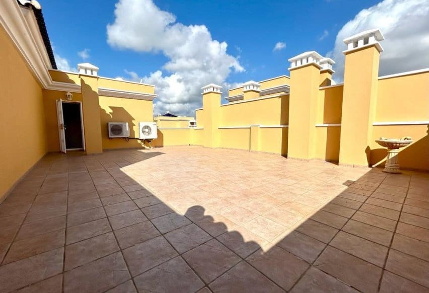 3 sovrum Takvåning till salu i Orihuela Costa med pool garage - 595 000 € (Ref: 9502933)