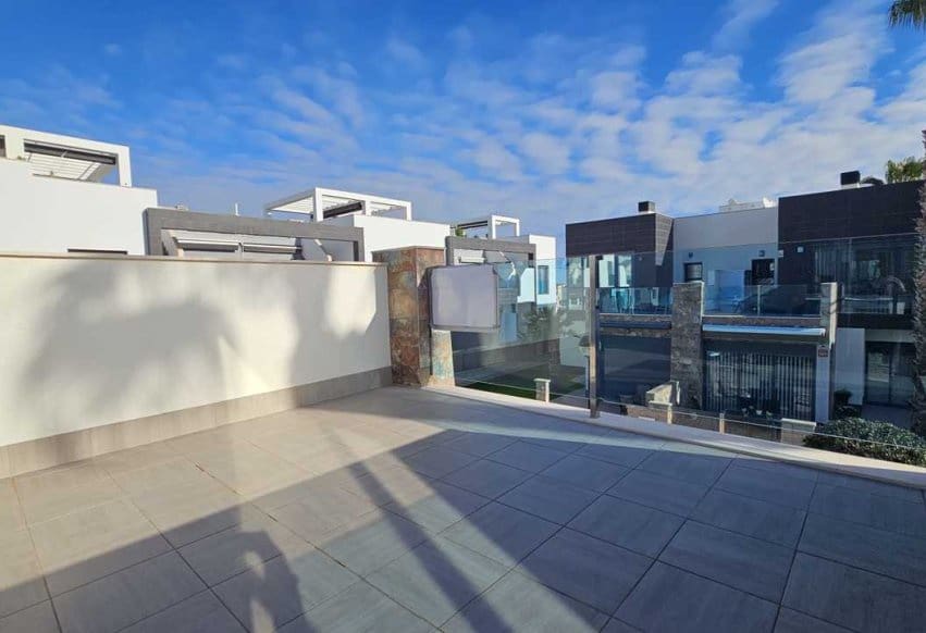 3 bedroom Villa for sale in Orihuela Costa with pool - € 410,000 (Ref: 9523797)