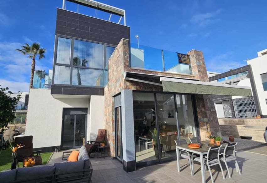 3 bedroom Villa for sale in Orihuela Costa with pool - € 410,000 (Ref: 9523797)