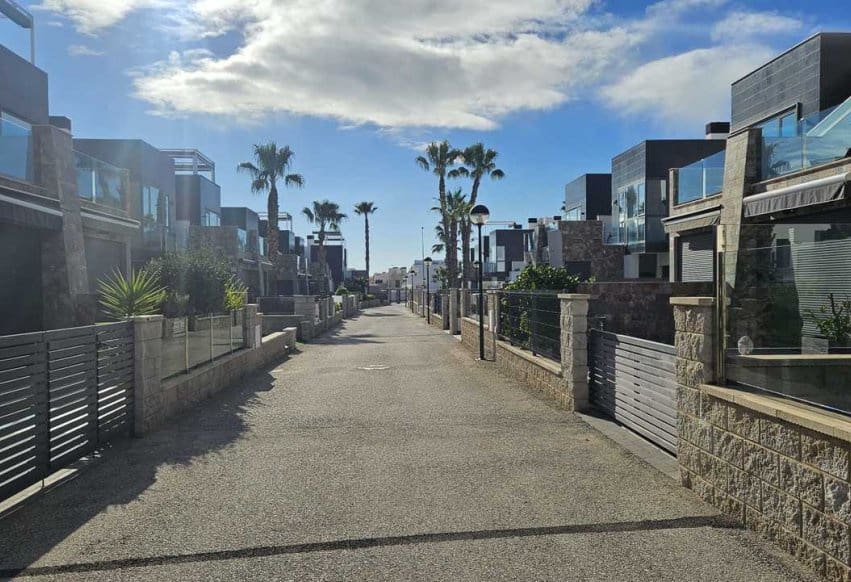 3 bedroom Villa for sale in Orihuela Costa with pool - € 410,000 (Ref: 9523797)