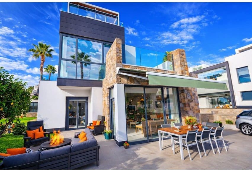 3 bedroom Villa for sale in Cabo Roig with pool - € 410,000 (Ref: 9523797)