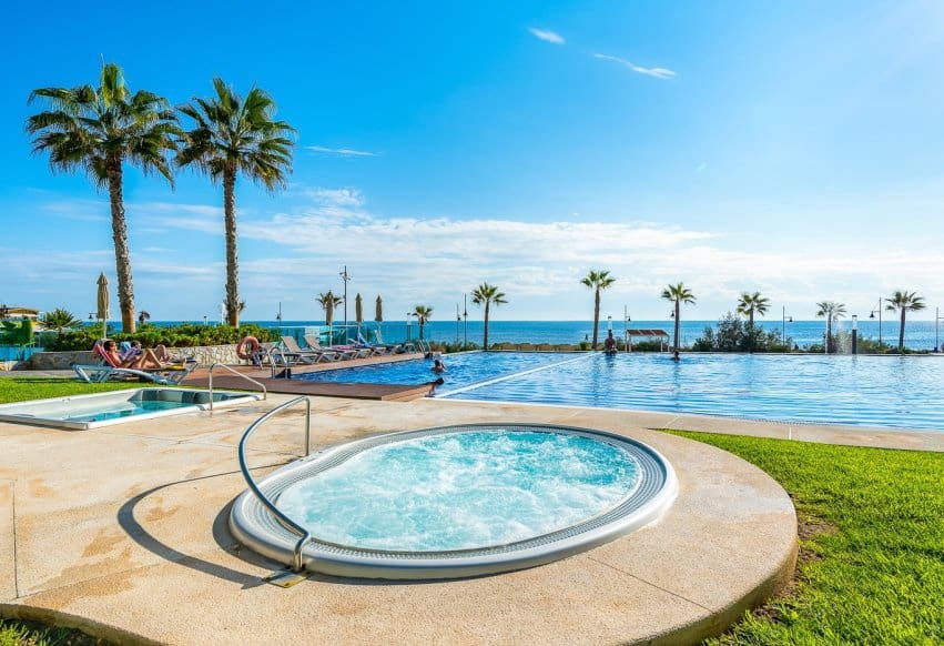 2 Zimmer Strandapartment zu verkaufen in Orihuela Costa mit Pool - 420.000 € (Ref: 9528592)
