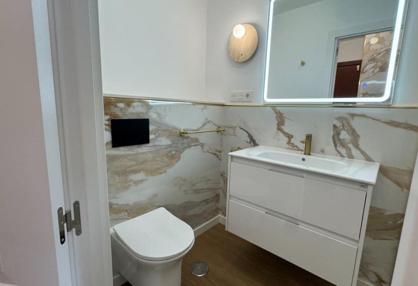 2 slaapkamer Penthouse te koop in Punta Prima met zwembad - € 269.000 (Ref: 9603598)