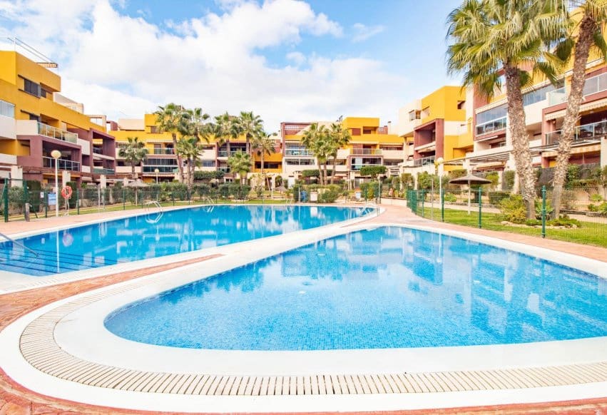 Apartamento de 2 habitaciones en Playa Flamenca en venta con piscina - 249.000 € (Ref: 9609979)