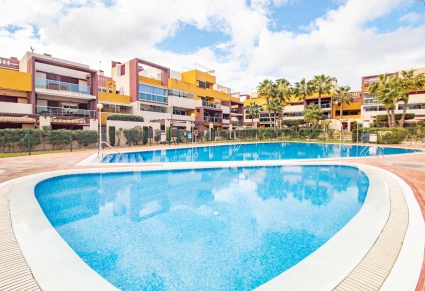 Apartamento de 2 habitaciones en Playa Flamenca en venta con piscina - 249.000 € (Ref: 9609979)