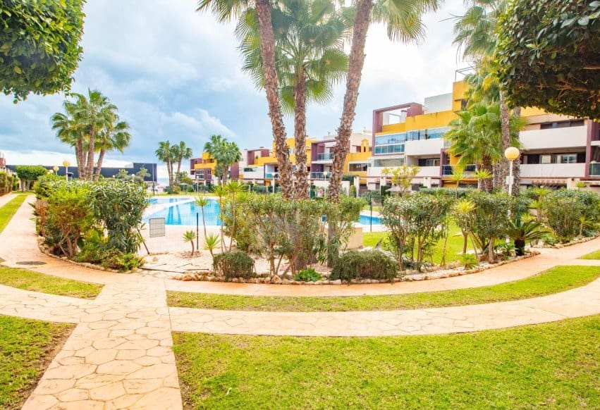 Apartamento de 2 habitaciones en Playa Flamenca en venta con piscina - 249.000 € (Ref: 9609979)