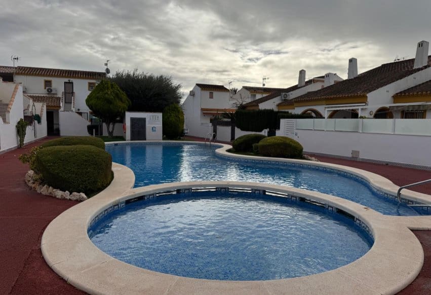 3 slaapkamer Villa te koop in Torre de la Horadada met zwembad - € 245.000 (Ref: 9665305)