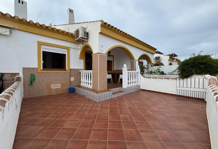3 slaapkamer Villa te koop in Torre de la Horadada met zwembad - € 245.000 (Ref: 9665305)