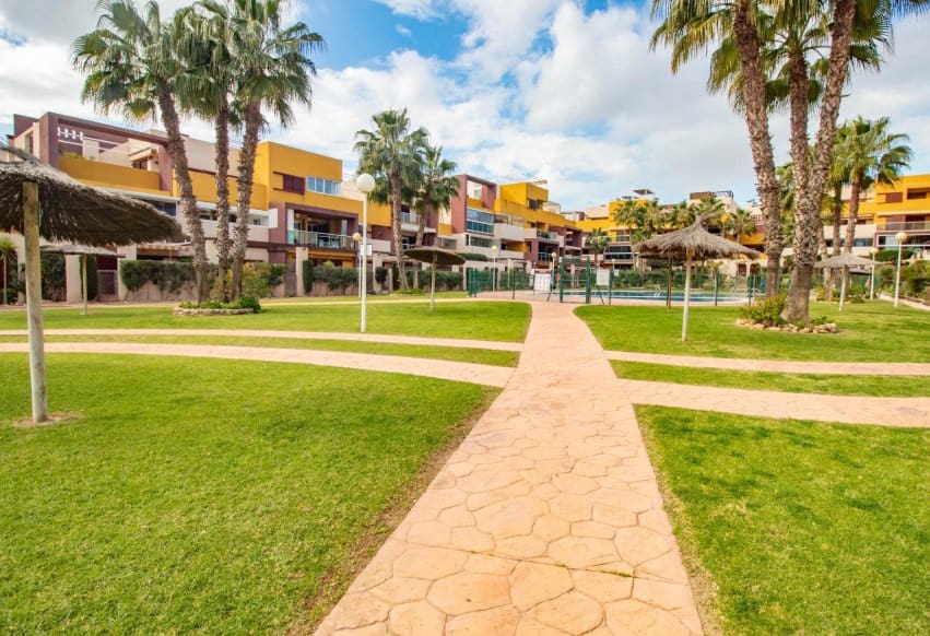 2 slaapkamer Appartement te koop in Playa Flamenca met zwembad - € 249.000 (Ref: 9665308)