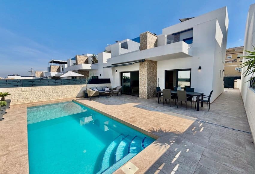 3 soveværelse Villa til salg i Benijofar med swimmingpool - € 429.500 (Ref: 9769976)