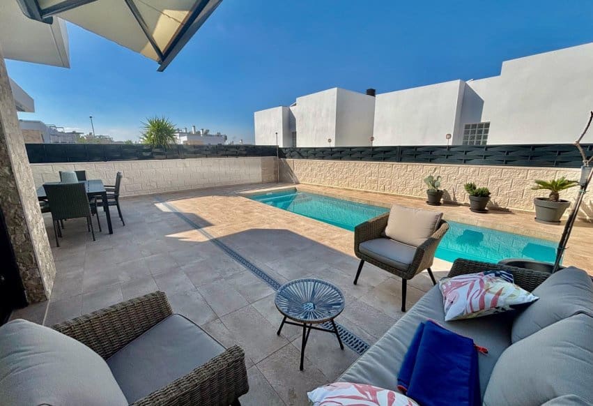 3 soveværelse Villa til salg i Benijofar med swimmingpool - € 429.500 (Ref: 9769976)