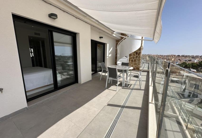 2 sypialnia Penthouse na sprzedaż w Orihuela Costa z basenem - 375 000 € (Ref: 9777111)