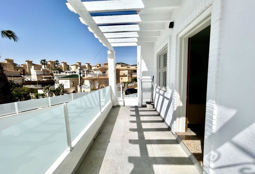 5 chambre Villa/Maison à vendre à Villamartin avec piscine - 459 000 € (Ref: 9777112)