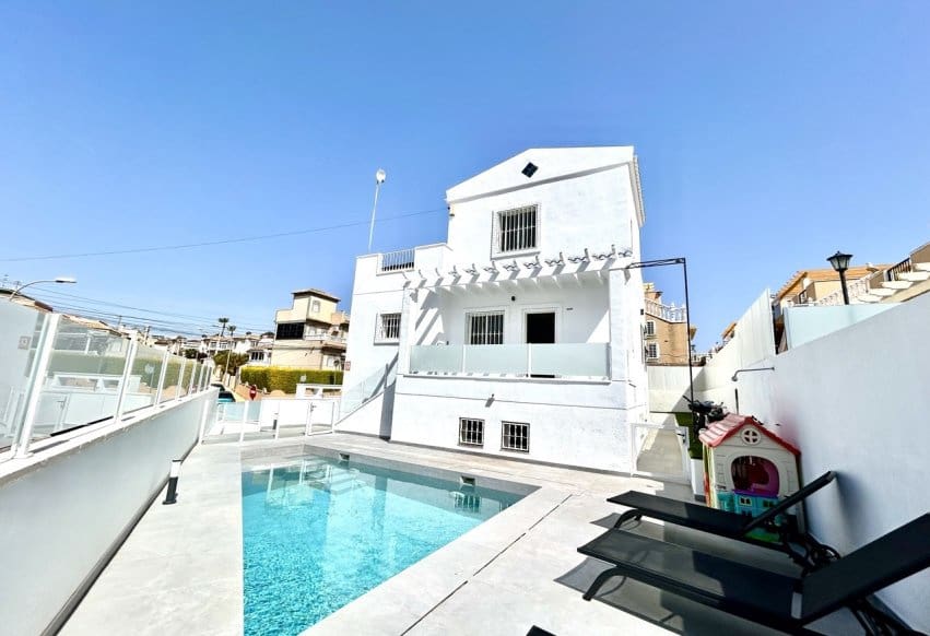 5 chambre Villa/Maison à vendre à Villamartin avec piscine - 459 000 € (Ref: 9777112)