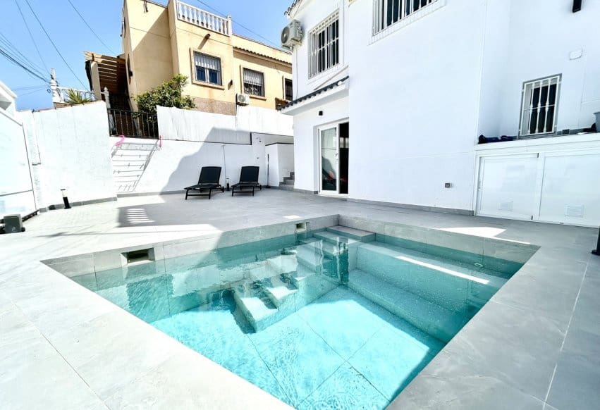 5 chambre Villa/Maison à vendre à Villamartin avec piscine - 459 000 € (Ref: 9777112)