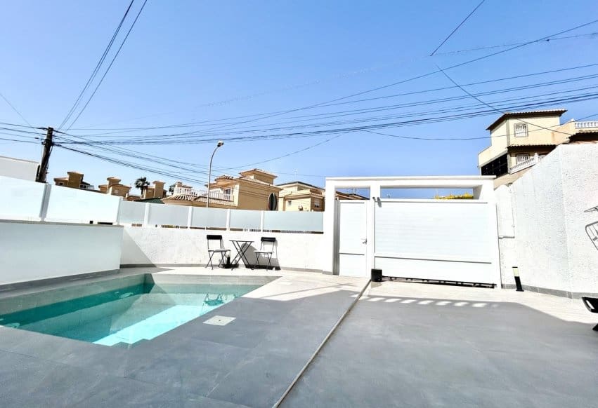 5 chambre Villa/Maison à vendre à Villamartin avec piscine - 459 000 € (Ref: 9777112)