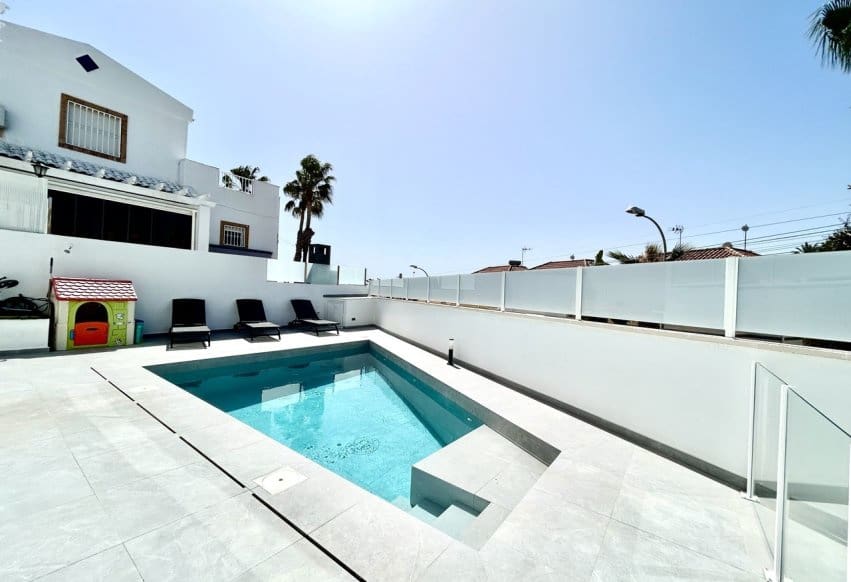 5 chambre Villa/Maison à vendre à Villamartin avec piscine - 459 000 € (Ref: 9777112)