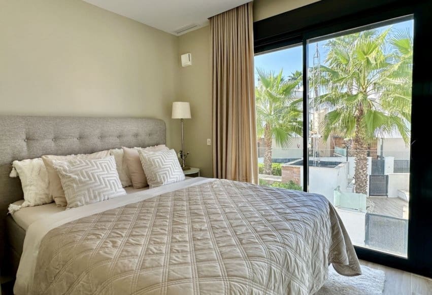 Chalet de 3 habitaciones en Orihuela Costa en venta con piscina - 449.950 € (Ref: 9802834)