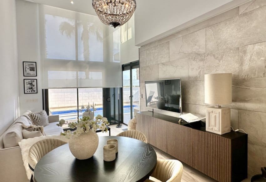 Chalet de 3 habitaciones en Orihuela Costa en venta con piscina - 449.950 € (Ref: 9802834)