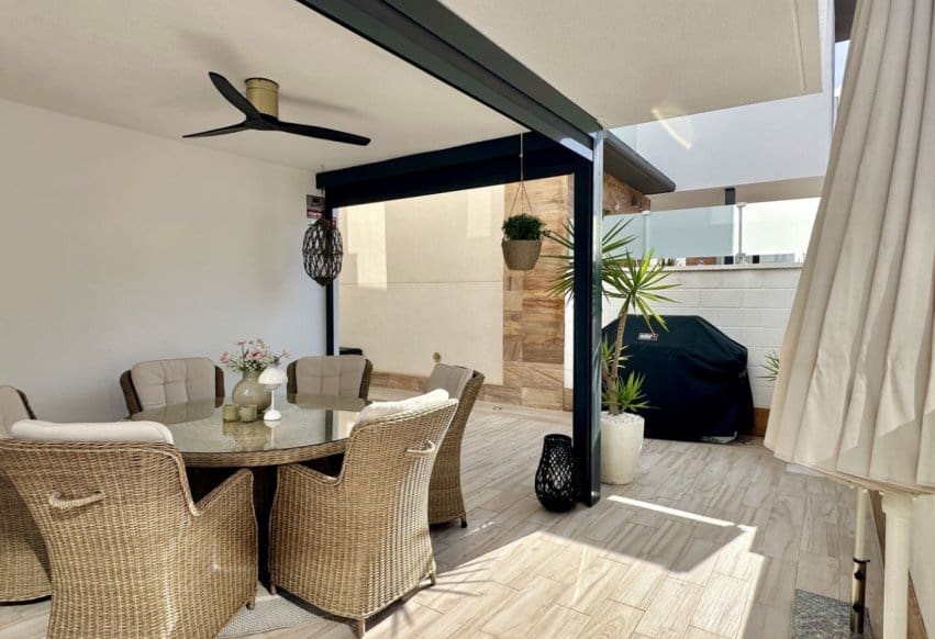 Chalet de 3 habitaciones en Orihuela Costa en venta con piscina - 449.950 € (Ref: 9802834)