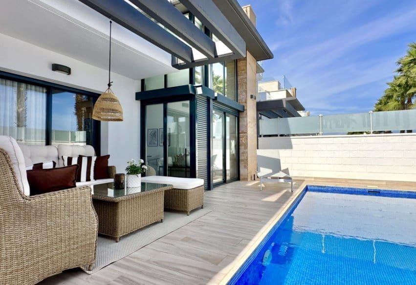 Chalet de 3 habitaciones en Orihuela Costa en venta con piscina - 449.950 € (Ref: 9802834)