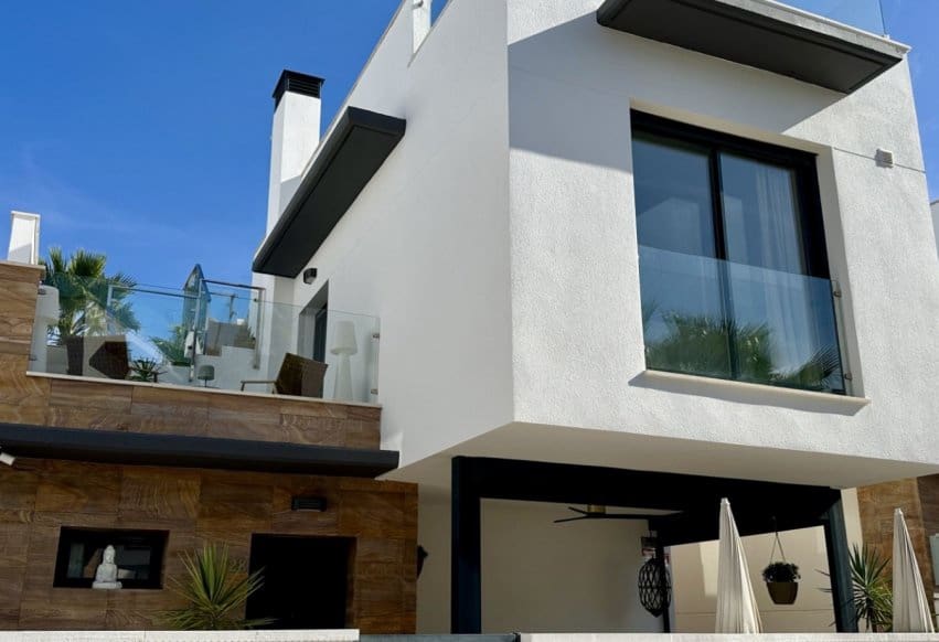 Chalet de 3 habitaciones en Orihuela Costa en venta con piscina - 449.950 € (Ref: 9802834)