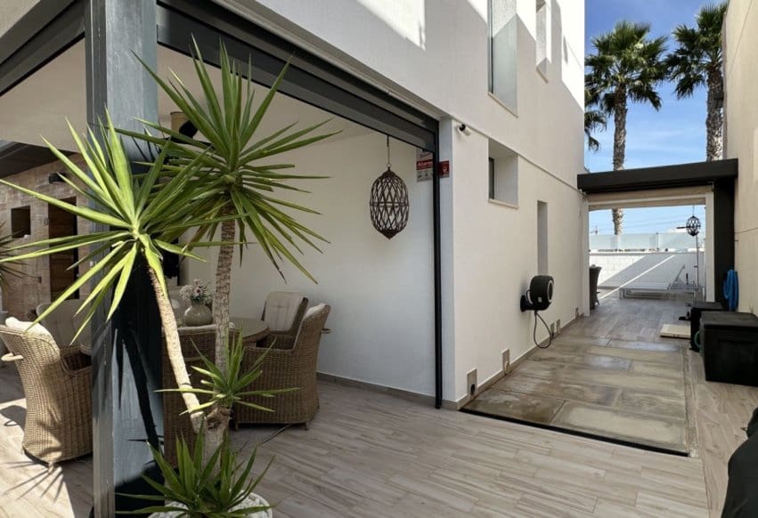 Chalet de 3 habitaciones en Orihuela Costa en venta con piscina - 449.950 € (Ref: 9802834)