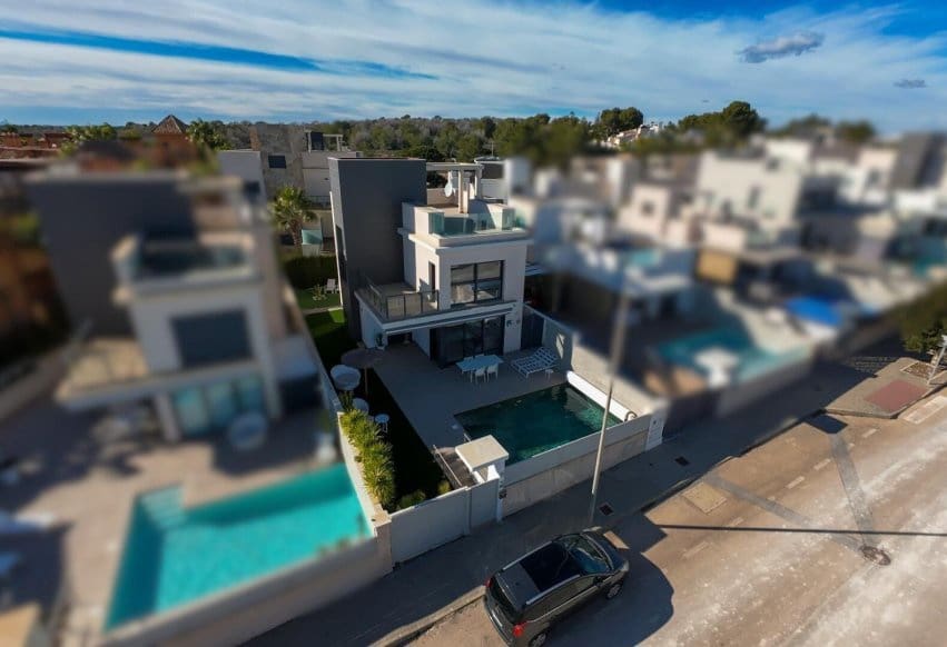 Chalet de 4 habitaciones en San Miguel de Salinas en venta con piscina - 610.000 € (Ref: 9802835)