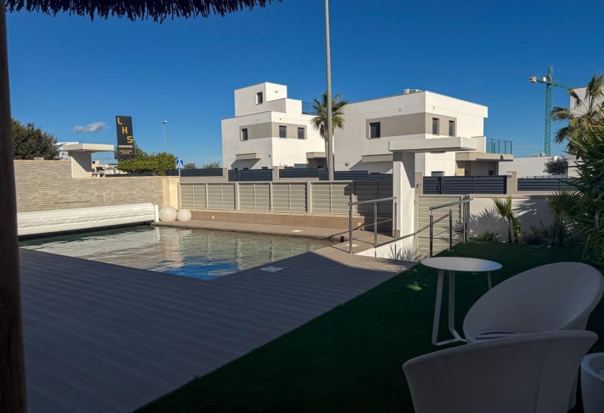 Chalet de 4 habitaciones en San Miguel de Salinas en venta con piscina - 610.000 € (Ref: 9802835)