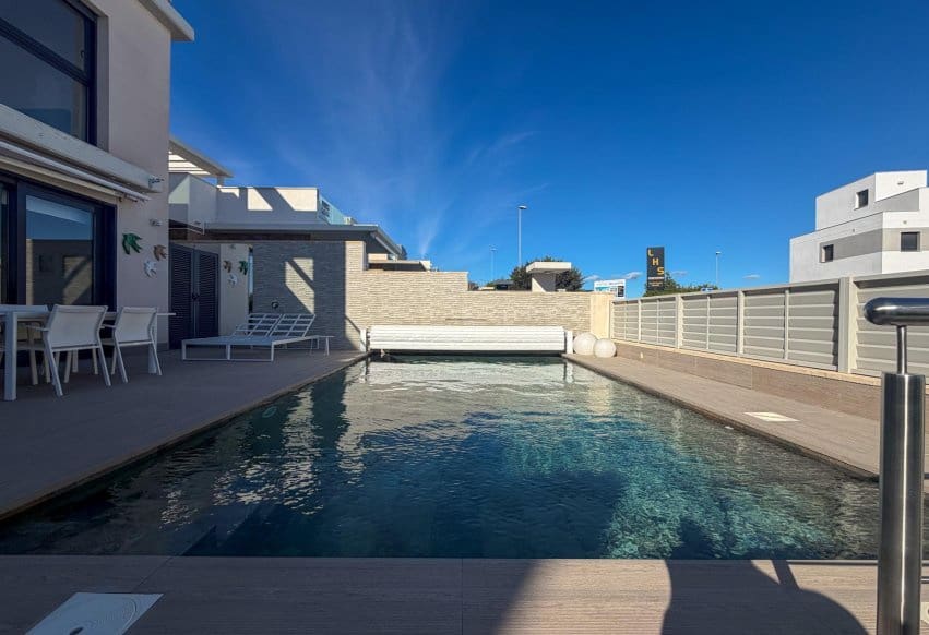 Chalet de 4 habitaciones en San Miguel de Salinas en venta con piscina - 610.000 € (Ref: 9802835)