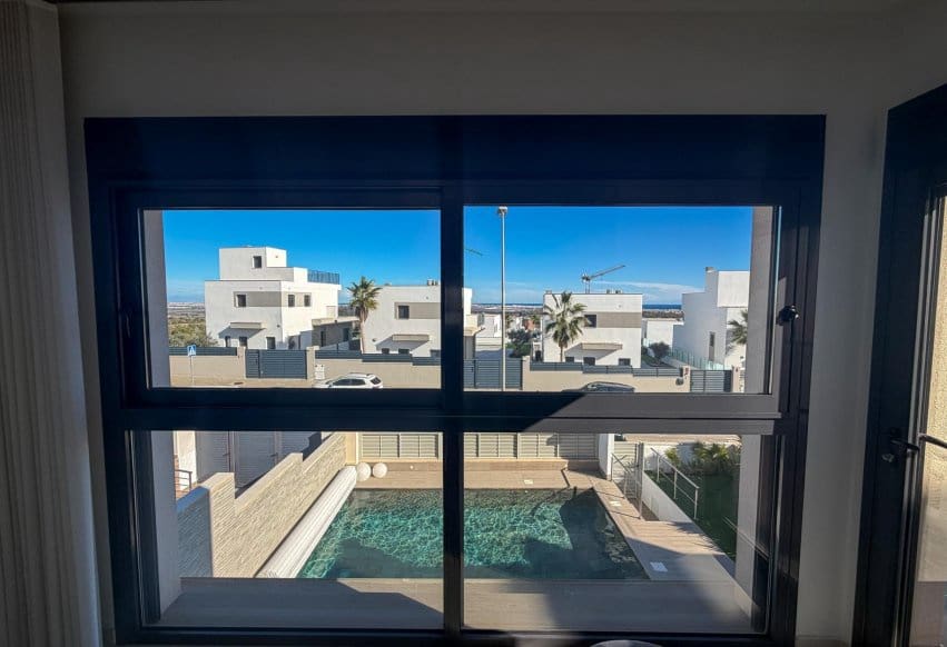 Chalet de 4 habitaciones en San Miguel de Salinas en venta con piscina - 610.000 € (Ref: 9802835)