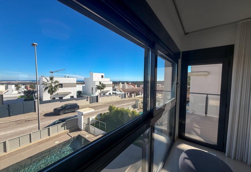 Chalet de 4 habitaciones en San Miguel de Salinas en venta con piscina - 610.000 € (Ref: 9802835)