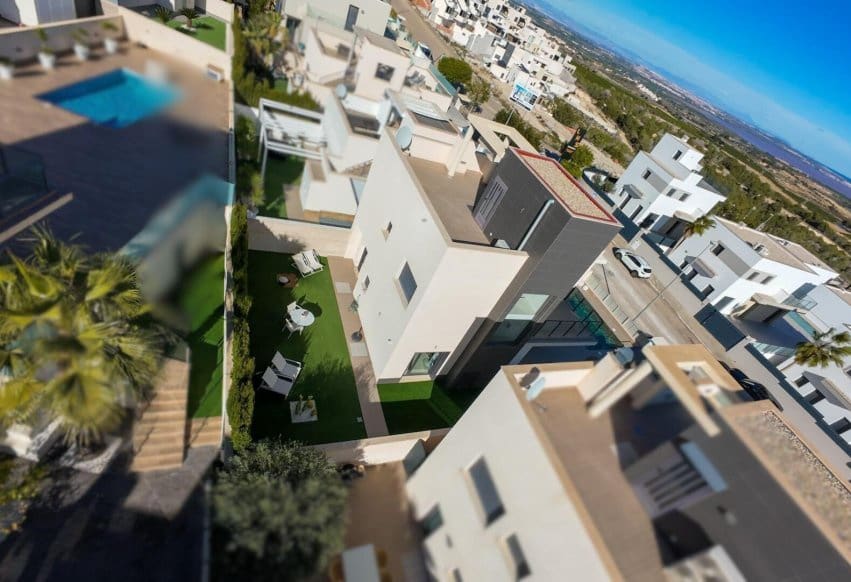 Chalet de 4 habitaciones en San Miguel de Salinas en venta con piscina - 610.000 € (Ref: 9802835)