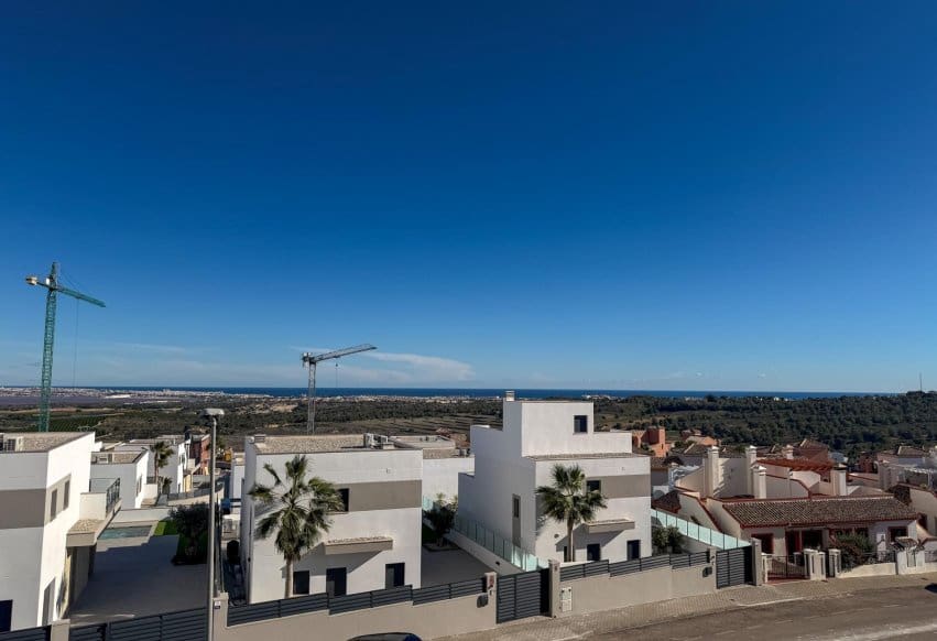 Chalet de 4 habitaciones en San Miguel de Salinas en venta con piscina - 610.000 € (Ref: 9802835)